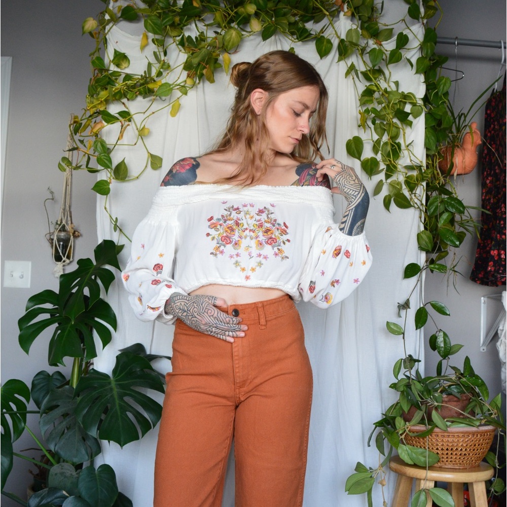 Prairie style crop top with floral embroidered details puff sleeves